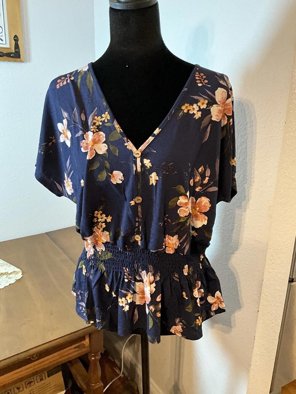 Lavish Women's L Navy Blue Romantic Floral Button-Front Peplum Top